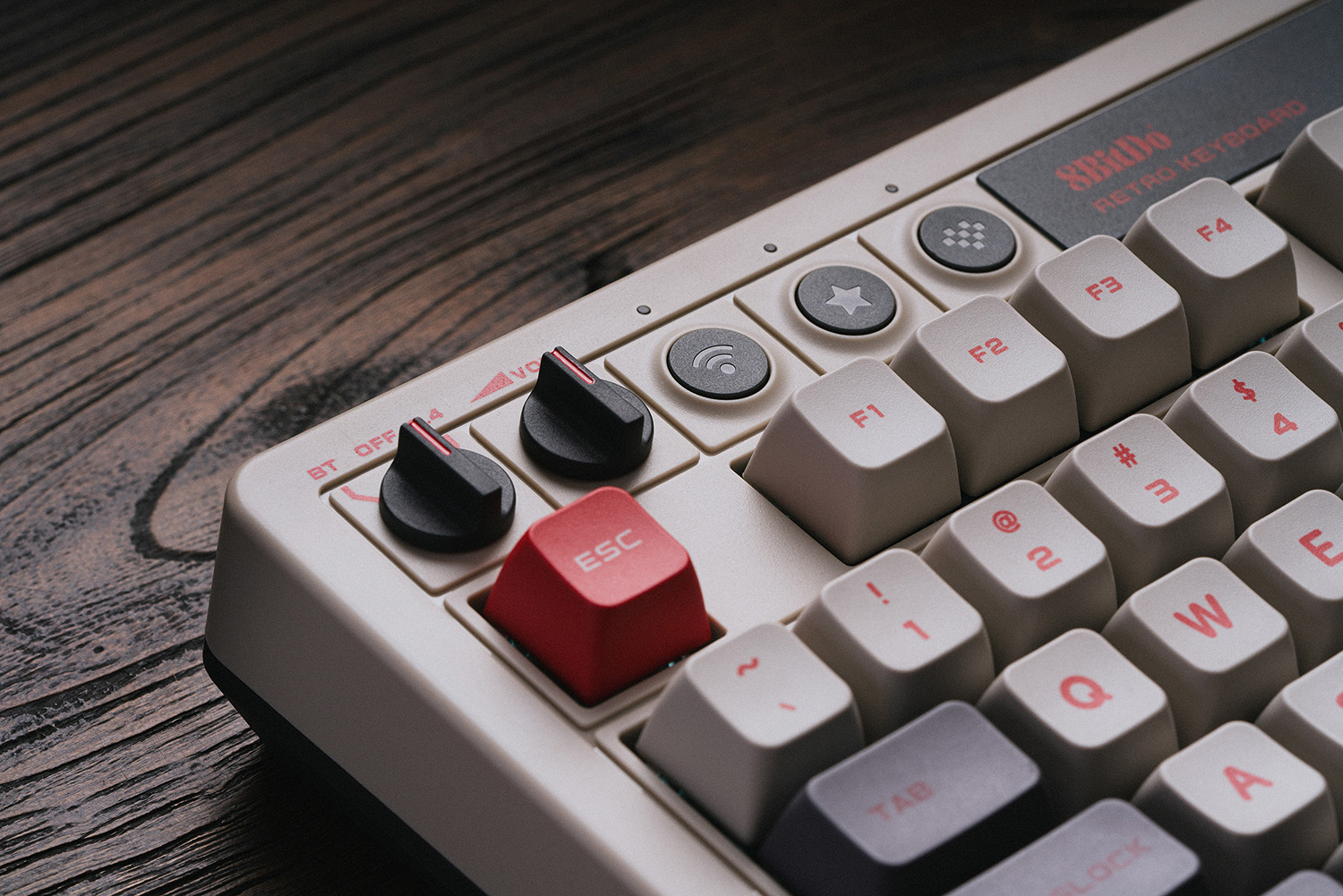 لوحة مفاتيح ميكانيكية 8Bitdo R - مراجعة Retro Pc Gaming وسعره